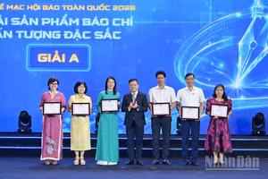 Đồng chí Lê Quốc Minh, Ủy viên Trung ương Đảng, Tổng Biên tập Báo Nhân Dân, Phó Trưởng ban Tuyên giáo và Dân vận Trung ương, Chủ tịch Hội Nhà báo Việt Nam trao giải A Giải sản phẩm báo chí ấn tượng đặc sắc tặng các đơn vị đạt giải.