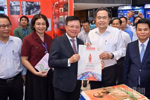 Tổng Biên tập Báo Nhân Dân Lê Quốc Minh tặng ấn phẩm đặc biệt kỷ niệm 101 năm Ngày Báo chí cách mạng Việt Nam tới Chủ tịch Quốc hội Trần Thanh Mẫn.