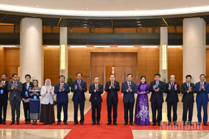 Chủ tịch Quốc hội Trần Thanh Mẫn với các đại biểu tại buổi tiếp.