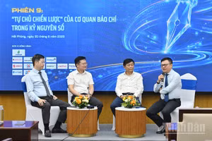 Tổng Biên tập Báo Nhân Dân Lê Quốc Minh phát biểu tại phiên thảo luận với chủ đề “Tự chủ chiến lược của cơ quan báo chí trong kỷ nguyên số”.