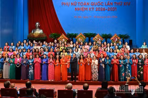 Chủ tịch Quốc hội Trần Thanh Mẫn tặng hoa chúc mừng Ban Chấp hành Trung ương Hội Liên hiệp Phụ nữ Việt Nam khóa XIV.