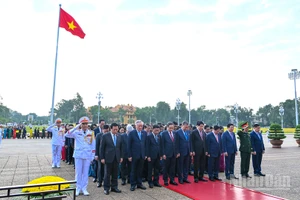 Tổng Bí thư Tô Lâm, Chủ tịch nước Lương Cường, Thủ tướng Phạm Minh Chính, Chủ tịch Quốc hội Trần Thanh Mẫn cùng các đồng chí lãnh đạo Đảng, Nhà nước, đại biểu Quốc hội thành kính tưởng nhớ Chủ tịch Hồ Chí Minh.