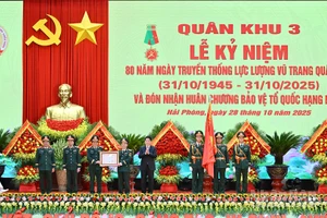 Chủ tịch nước Lương Cường trao Huân chương Bảo vệ Tổ quốc hạng Nhất tặng Lực lượng vũ trang Quân khu 3.