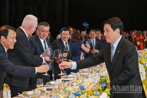 Chủ tịch nước Lương Cường chúc mừng các Trưởng đoàn dự Lễ mở ký Công ước Hà Nội. 