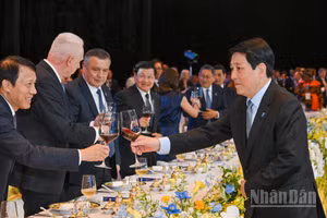 Chủ tịch nước Lương Cường chúc mừng các Trưởng đoàn dự Lễ mở ký Công ước Hà Nội. 