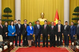 Chủ tịch nước Lương Cường và Chánh án Tòa án tối cao Mông Cổ Ganzorig Damdin cùng các đại biểu tại buổi tiếp.