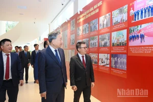 Tổng Bí thư Tô Lâm cùng các đại biểu tham quan trưng bày bên lề Lễ kỷ niệm 75 năm Ngày Báo Nhân Dân ra số đầu.