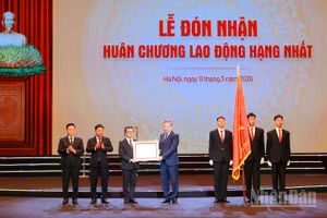 Tổng Bí thư Tô Lâm trao Huân chương Lao động Nhất tặng Báo Nhân Dân tại Lễ kỷ niệm 75 năm Ngày Báo Nhân Dân ra số đầu.