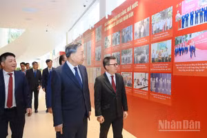 Tổng Bí thư Tô Lâm cùng các đại biểu tham quan trưng bày bên lề Lễ kỷ niệm 75 năm Ngày Báo Nhân Dân ra số đầu.