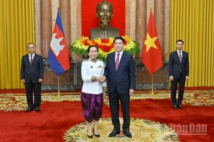 Chủ tịch nước Lương Cường và Đại sứ Đặc mệnh toàn quyền Vương quốc Campuchia tại Việt Nam Touch Sopharath tại buổi lễ.