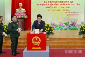 Chủ tịch nước Lương Cường bỏ phiếu bầu cử Đại biểu Quốc hội khóa XVI và đại biểu Hội đồng nhân dân các cấp nhiệm kỳ 2026-2031.