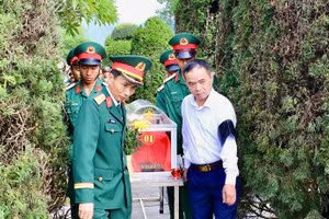 Đồng chí Nguyễn Văn Đoạt, Phó Chủ tịch Ủy ban nhân dân tỉnh Điện Biên cùng Đại tá Vương Đình Hòa, Chính ủy Bộ Chỉ huy quân sự tỉnh Điện Biên di chuyển hài cốt liệt sĩ đến điểm an táng tại Nghĩa trang Liệt sĩ Độc Lập. 