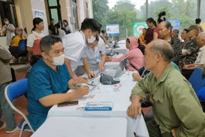 Cán bộ y tế Điện Biên khám, tư vấn điều trị cho người dân xã Mường Mùn. 