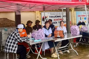 Cán bộ Trung tâm Y tế Tủa Chùa trực, bảo đảm y tế tại điểm thi trên địa bàn xã Tủa Chùa. 