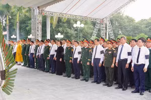 Phó Thủ tướng Phạm Thị Thanh Trà cùng cán bộ, nhân dân và các lực lượng vũ trang tỉnh Điện Biên thành kính truy điệu các Anh hùng liệt sĩ tại Nghĩa trang Liệt sĩ Tông Khao. (Ảnh: ĐỨC HẠNH)
