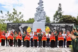 Trung tướng Vũ Trung Kiên, Ủy viên Trung ương Đảng, Ủy viên Quân ủy Trung ương, Tư lệnh Bộ đội Biên phòng cùng các đồng chí lãnh đạo tỉnh Điện Biên, cán bộ chiến sĩ Bộ đội Biên phòng Điện Biên, nhân dân xã Sín Thầu cắt băng hoàn thành nâng cấp Khu tưởng niệm Anh hùng liệt sĩ Trần Văn Thọ.