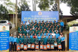 Lãnh đạo Tổng Liên đoàn Lao động Việt Nam cùng lãnh đạo các đơn vị trao quà, động viên công nhân, người lao động 4 công ty cao-su khu vực miền núi phía bắc thuộc Tập đoàn Công nghiệp Cao-su Việt Nam.