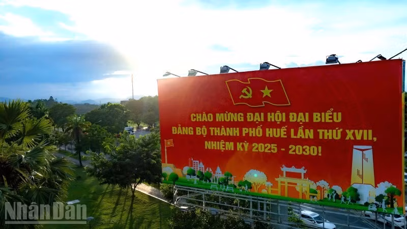 Không khí chào mừng Đại hội Đảng bộ thành phố Huế lan tỏa khắp phố phường.