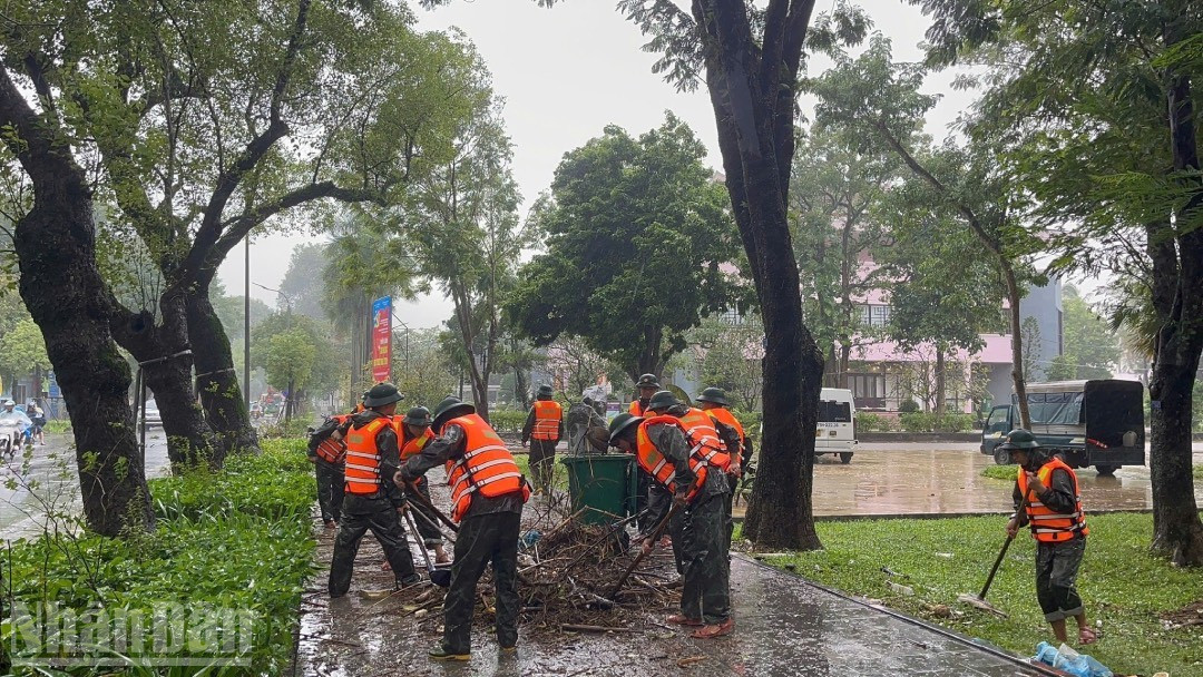 Lũ lớn ngâm trong hai ngày-đêm, đến khi nước rút, để lại một lượng lớn rác thải sinh hoạt, bùn đất trên các công viên, đường phố... ndo_bl_573598294-1927639121130219-2350680347722816312-n-2.jpg