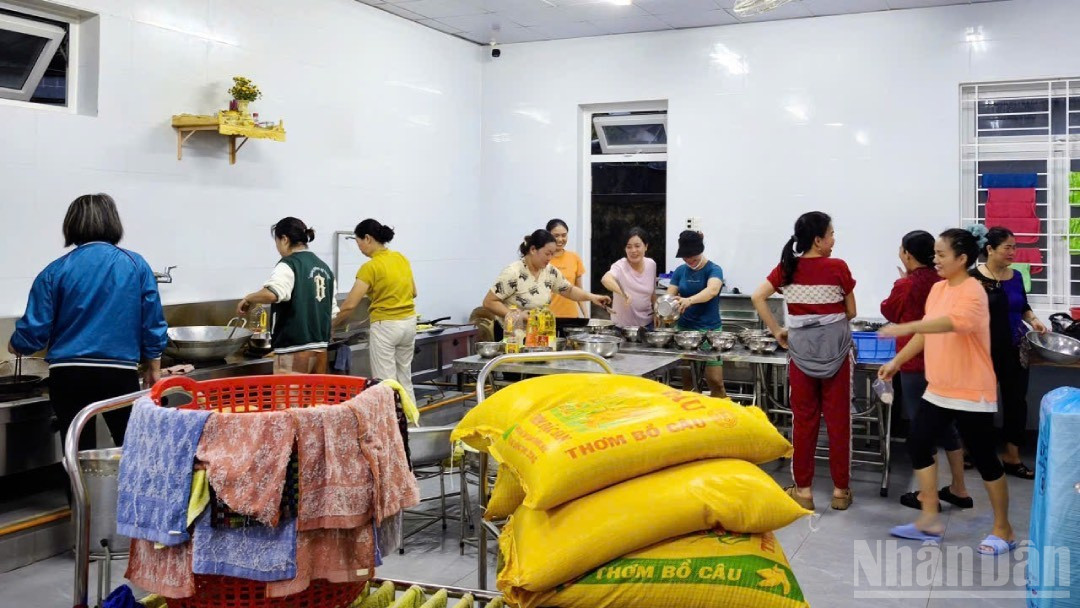 Cùng lúc, các cô giáo và nhân dân ở khu vực đàn Nam Giao đã mượn bếp của Trường tiểu học Trường An để nấu cơm, giúp người bệnh đang điều trị tại bệnh viện và các hộ ở vùng thấp trũng.  ndo_br_gen-h-z7165050063889-4995f86d23938a29f4dc169866891267-2.jpg