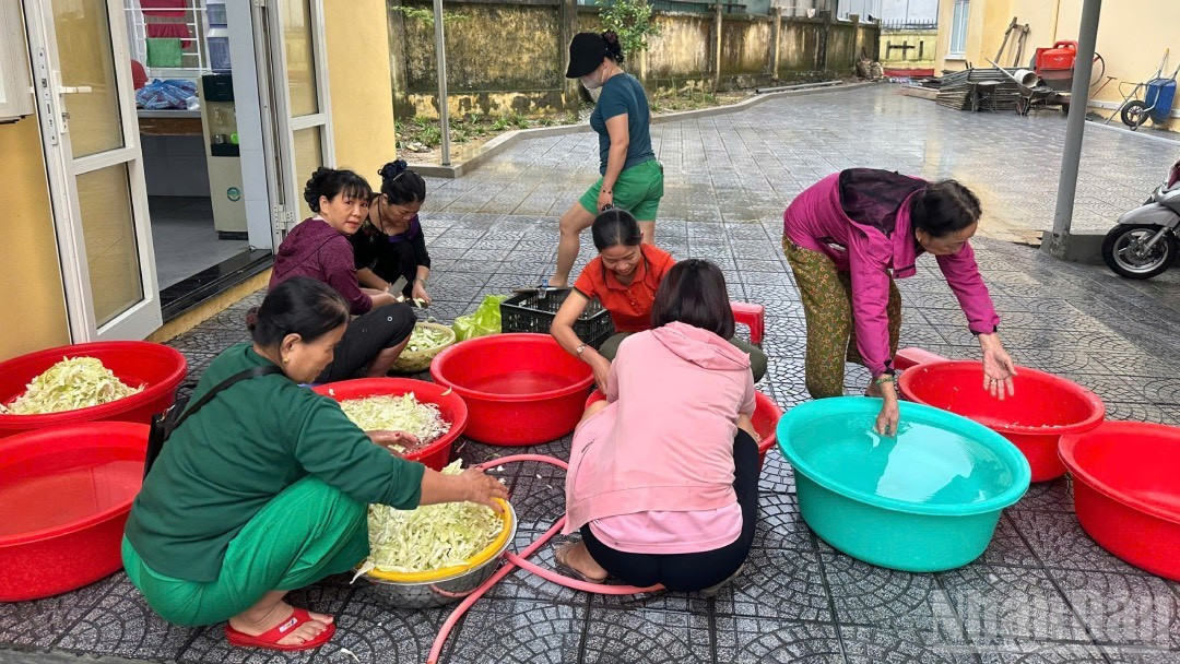 Gạo góp, rau góp, thịt góp, công sức cũng góp..., tất cả đang chung tay để cùng nhau vượt qua khó khăn do thiên tai. ndo_br_gen-h-z7165047839088-40fcdfd4d2cc1d7797b3a33cf432e3b0-2.jpg