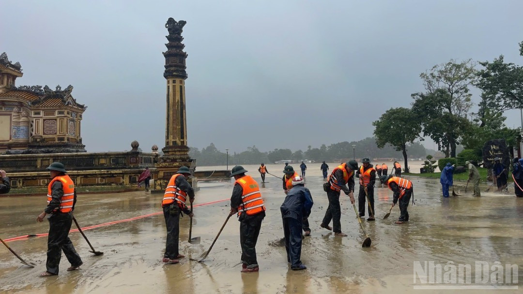 Quân đội dọn bùn ở các khu vực công cộng.  ndo_br_571440194-1927639007796897-5439661920605734746-n-2.jpg