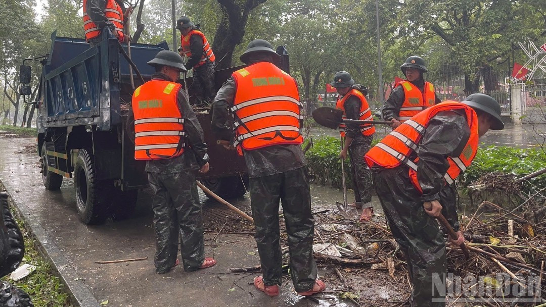 Sáng 29/10, chính quyền địa phương cũng đã ra công điện kêu gọi người dân xuống đường vệ sinh môi trường . ndo_br_571811073-1927639147796883-2794431698425884362-n-2.jpg