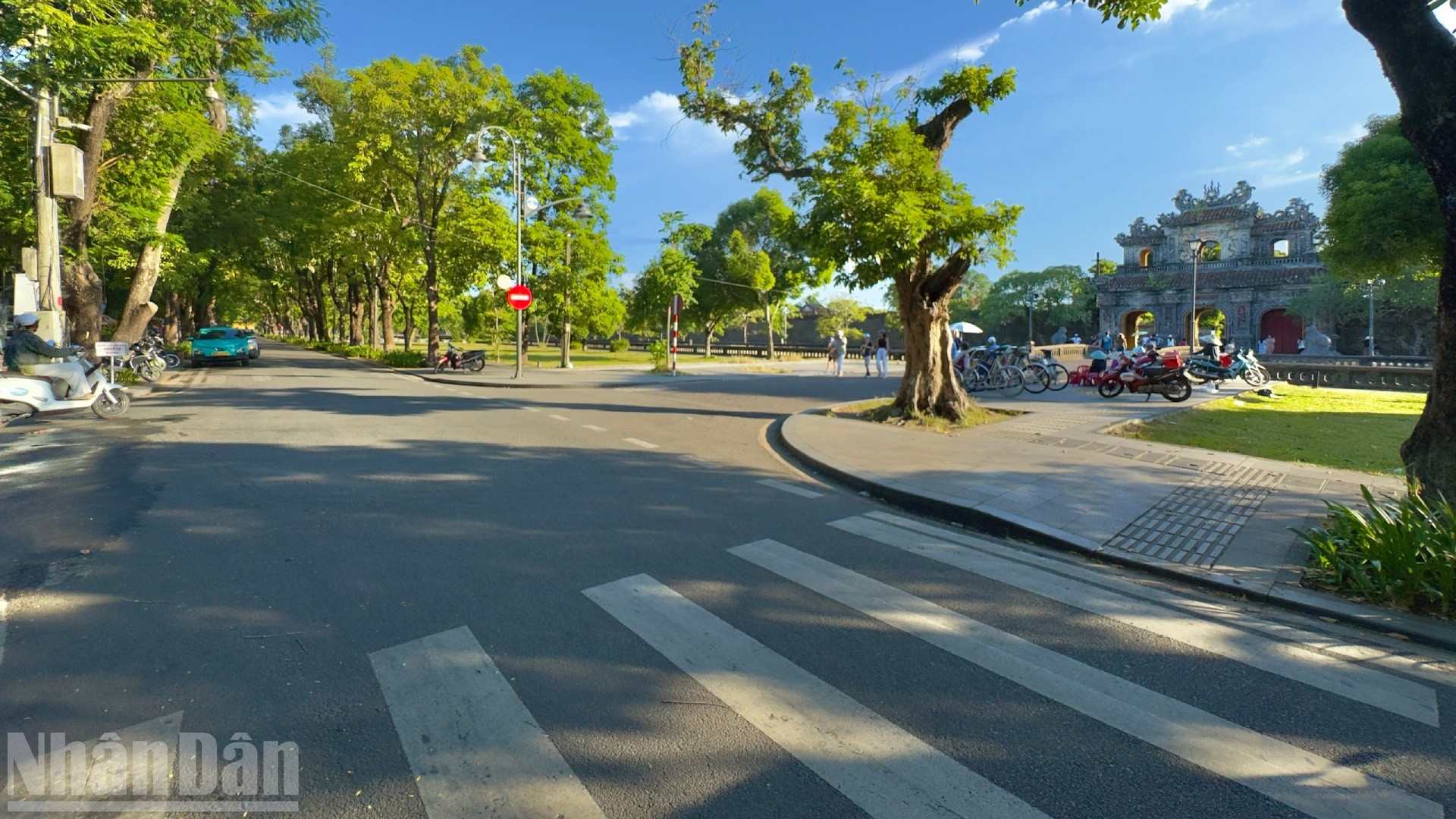 Con đường mang tên nữ sĩ nổi tiếng Đoàn Thị Điểm yên tĩnh giữa sắc xanh của hàng cây cổ thụ. ndo_bl_1308025-6.jpg