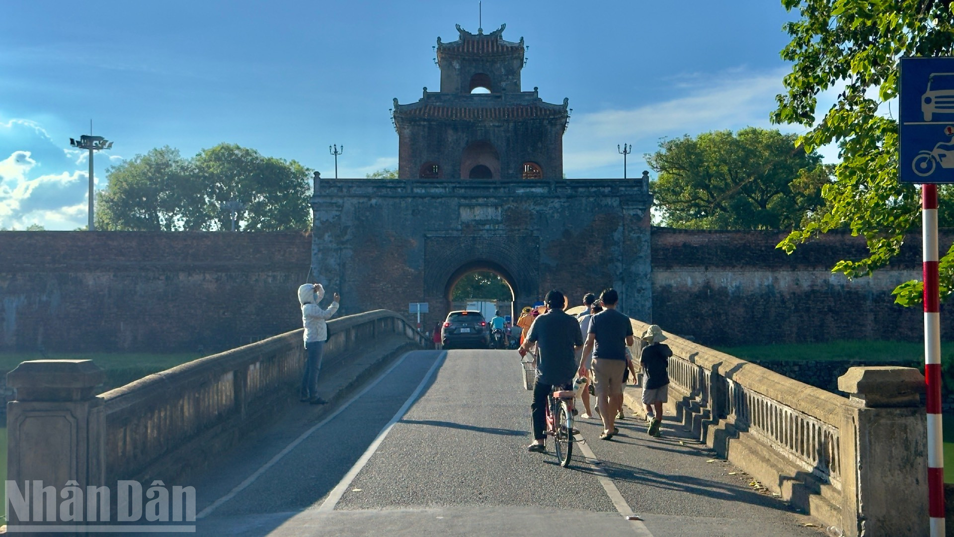 Từ đây, đoàn tiến qua Cửa Ngăn, một lối nhỏ dẫn vào Hoàng thành, rồi rẽ sang Đoàn Thị Điểm. ndo_bl_1308025-3.jpg