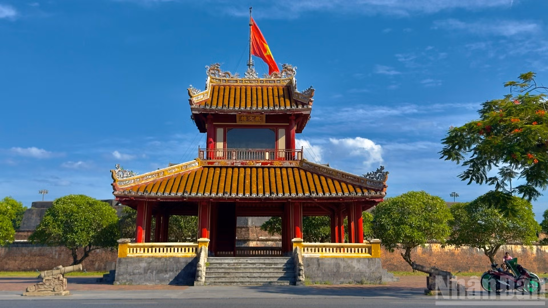 Lộ trình bộ hành “Cùng Việt Nam tiến bước” được thành phố Huế chọn không chỉ thuận tiện mà còn đưa người tham gia đi qua những con đường gắn liền với ký ức và diện mạo của bờ bắc sông Hương – nơi từng là trung tâm của kinh đô.