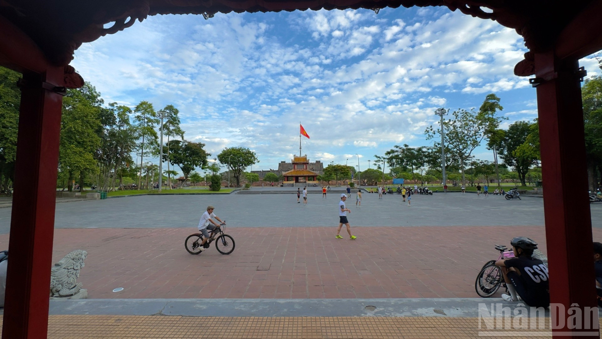 Xuất phát từ Nghinh Lương Đình, ngay bên Phu Văn Lâu và dưới chân Kỳ Đài, bước chân sẽ theo đường Lê Duẩn – trục phố ven sông, nơi bao lần chứng kiến các sự kiện trọng đại. ndo_br_1308025-1.jpg