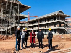 Đại diện lãnh đạo xã Si Pa Phìn kiểm tra tiến độ, chất lượng thi công Trường liên cấp Si Pa Phìn.