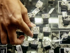 Các món trang sức bạc được trưng bày tại một tiệm vàng bạc ở Indonesia. (Ảnh: Tân Hoa xã)