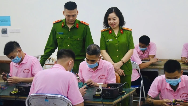 Học viên trong giờ lao động sản xuất tại cơ sở cai nghiện số 4, công an thành phố Hà Nội. Ảnh: NHÂN DÂN.