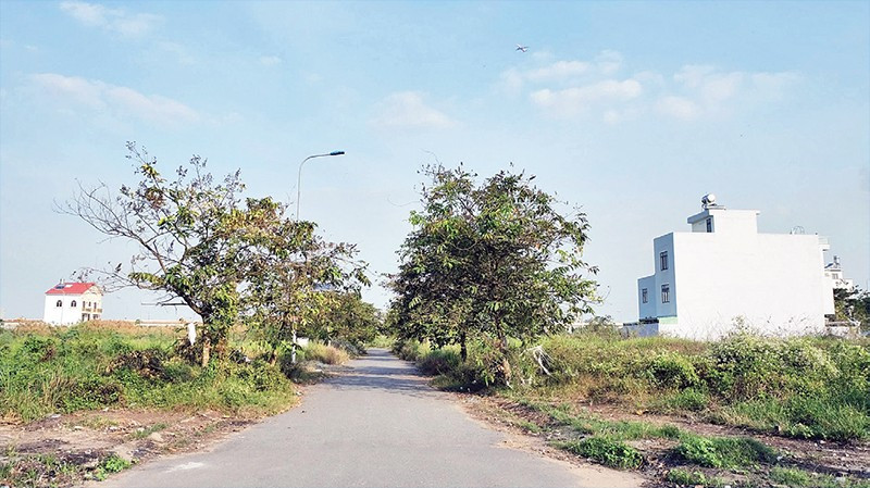 Dự án xây dựng hạ tầng kỹ thuật Khu tái định cư Long Bửu (giai đoạn 2 - Tiểu khu 2) phục vụ tái định cư dự án Đường sắt tốc độ cao Bắc- Nam xây dựng 10 năm nay nhưng vẫn còn dở dang. (Ảnh HƯƠNG MỸ)