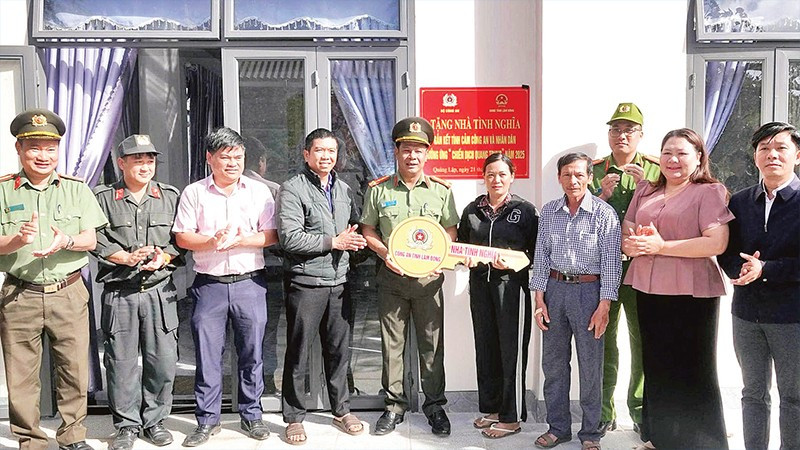 Ngôi nhà đầu tiên trong “Chiến dịch Quang Trung” tại Lâm Đồng được khánh thành và bàn giao cho gia đình bà Nguyễn Thị Hương Lan, xã Quảng Lập.