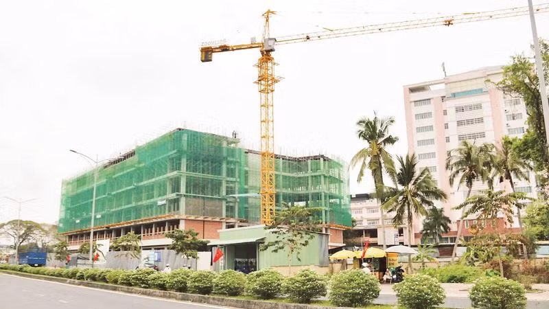 Tòa nhà Trường sư phạm kỹ thuật Vĩnh Long, phường Long Châu đang khẩn trương thi công.