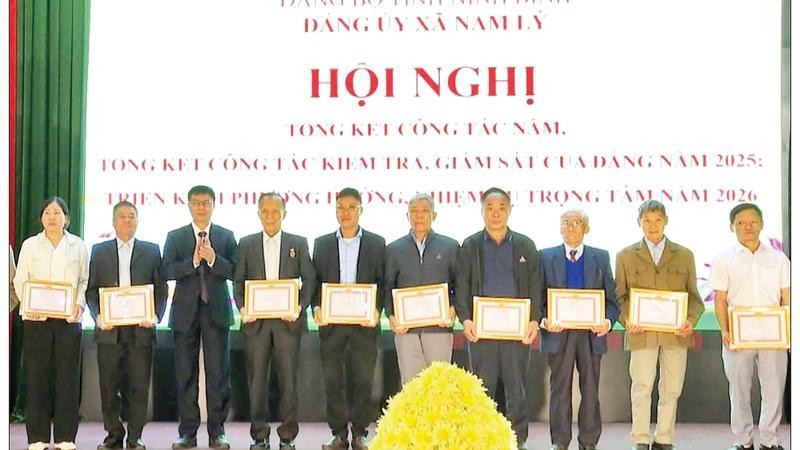 Lãnh đạo Đảng ủy xã Nam Lý trao Giấy khen cho các tập thể, cá nhân có thành tích xuất sắc trong công tác xây dựng Đảng năm 2025.