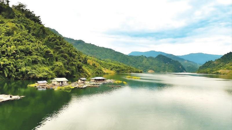 Người dân bản Mường Mô phát triển nghề nuôi cá lồng trên lòng hồ thủy điện.