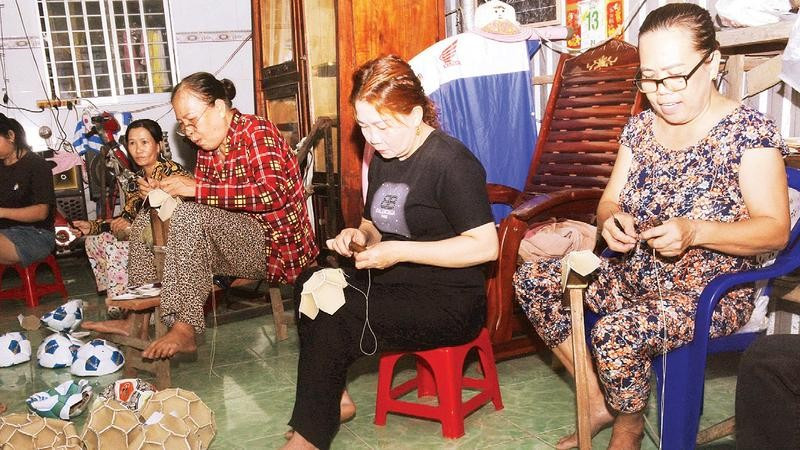 Nghề may bóng da tạo việc làm ổn định cho lao động nữ nông thôn.