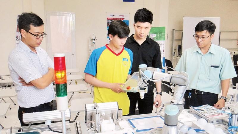 Đào tạo nguồn nhân lực tự động hóa tại Khu công nghệ cao Thành phố Hồ Chí Minh.