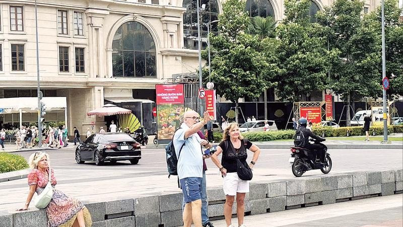 Khách du lịch nước ngoài tham quan khu vực trung tâm Thành phố Hồ Chí Minh.