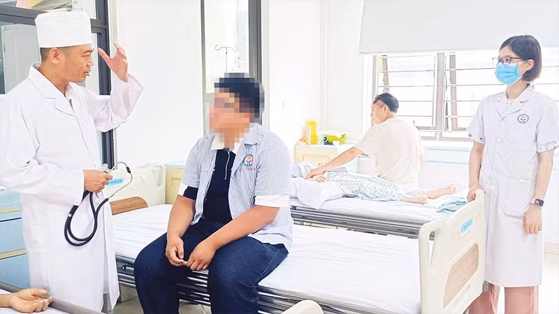 Các bác sĩ Bệnh viện sức khỏe tâm thần Thái Bình (Hưng Yên) trao đổi với bệnh nhân về liệu pháp điều trị bệnh.