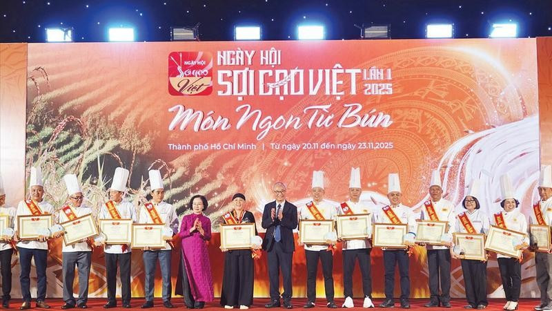 Trao danh hiệu Nghệ nhân cho các đầu bếp tại Ngày hội Sợi gạo Việt lần 1.