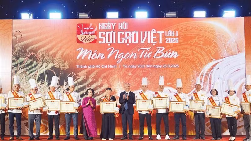 Trao danh hiệu Nghệ nhân cho các đầu bếp tại Ngày hội Sợi gạo Việt lần 1.