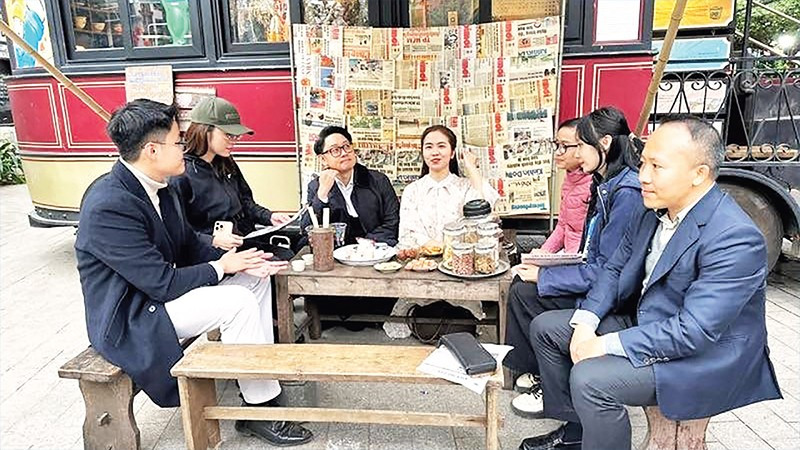 Khách du lịch đến với các trải nghiệm trong tour Chạm miền ký ức.