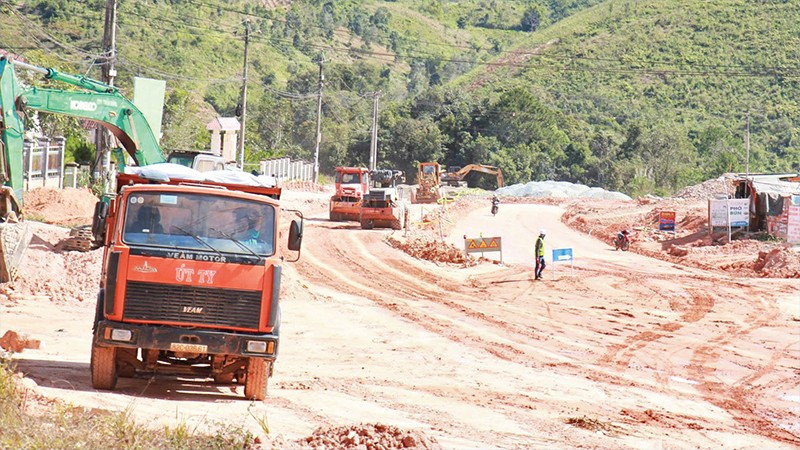 Công trường thi công Quốc lộ 40B đoạn Đăk Pxi-Đăk Hà.