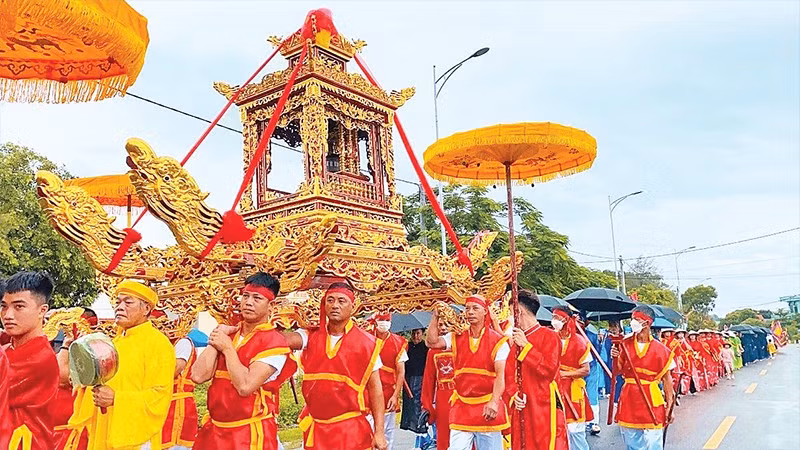 Rước kiệu trong lễ hội đình Bình Ngọc, phường Móng Cái 1.