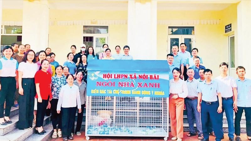 Mô hình ngôi nhà xanh thu gom rác tái chế của Hội Liên hiệp Phụ nữ xã Nội Bài. (Ảnh TÙNG NGUYỄN)