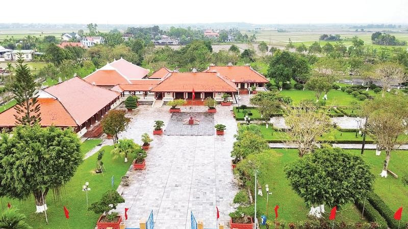 Khu lưu niệm Thủ tướng Phạm Văn Đồng là địa chỉ đỏ, mỗi năm đón hàng chục nghìn lượt khách đến tham quan, tìm hiểu lịch sử. (Ảnh HIỂN CỪ)